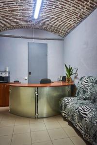ein Büro mit einem Schreibtisch und einem Bett in einem Zimmer in der Unterkunft Sleep&Go in Lwiw