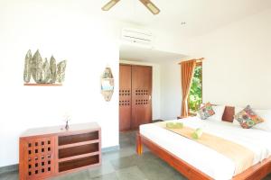 Säng eller sängar i ett rum på Bali Mynah Villas Resort