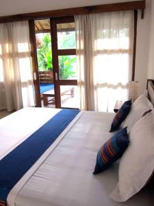 Una cama o camas en una habitación de Indigo Bungalows