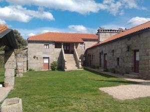 ein Gebäude mit einem Rasenplatz davor in der Unterkunft Quinta da Fonte Arcada in Paço de Sousa