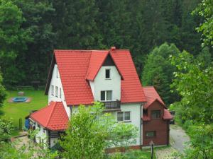 dom z czerwonym dachem w obiekcie Domlesny w mieście Kiczora
