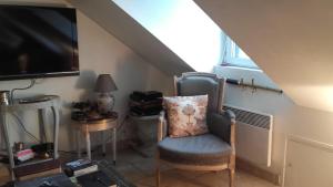 パリにあるILE SAINT-LOUIS GLAMOROUS FLATのリビングルーム(椅子、テレビ付)