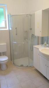 y baño con ducha, aseo y lavamanos. en Your Rooms in Portoroz TM, en Portorož