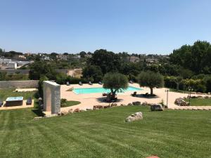 Bazén v ubytování Relais Masseria Serritella nebo v jeho okolí