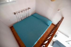 Un pat sau paturi într-o cameră la Roulas Apartments