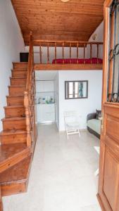 una escalera que conduce a una sala de estar con cama en Roulas Apartments, en Halki