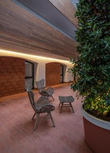 d'une terrasse avec deux chaises et une table. dans l'établissement Cliper Apartments by Escampa Hotels, à Platja d'Aro