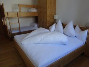 A bed or beds in a room at Ferienwohnung Oberdamüls