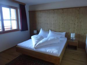 A bed or beds in a room at Ferienwohnung Oberdamüls
