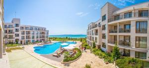 DIAMOND APARTMENT №1 - RELAX HOLIDAY VIEWS SEA AND POOL في مدينة بورغاس: اطلالة جوية على مجمع شقق مع مسبح