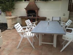 una mesa y sillas en un patio con chimenea en La Inna, en Cagnes-sur-Mer