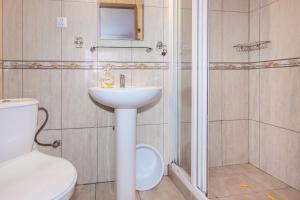 ブワディスワボボにあるPokoje u Irenyのバスルーム(トイレ、洗面台、シャワー付)