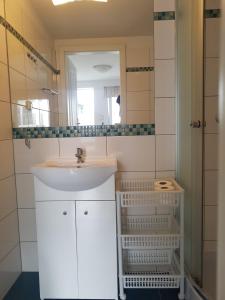 格里兹鲍Pokoje na wynajem "GRZYBOWO"的浴室里有洗手池和镜子 更多58张照片