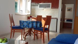 Кухня или мини-кухня в Apartments & Room Marina View
