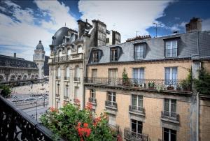 パリにあるパリムの時計塔のある建物の眺め