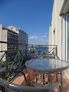 Piraeus Acropole Hotel tesisinde bir balkon veya teras
