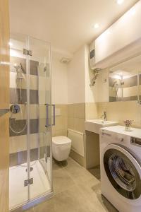 カヴァレーゼにあるMansarda Ciliegio Cavaleseのバスルーム(洗濯機、トイレ付)