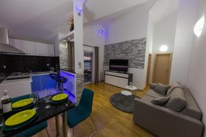 Kuchyň nebo kuchyňský kout v ubytování Apartmani Ferdi