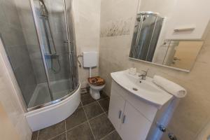 Koupelna v ubytování Apartmani Ferdi + 37 fotografií