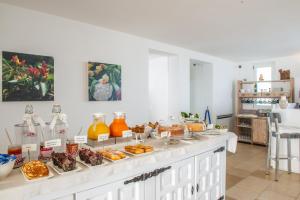 波利尼亞諾阿馬雷的住宿－吉奧維雷拉斯酒店，自助餐,上面有很多食物