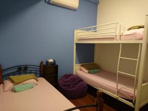 Tempat tidur susun dalam kamar di Moon Eleven Hostel Near Klia & Klia2