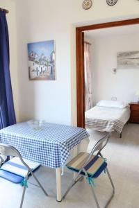 A bed or beds in a room at Estepona - Playa - Estudio con terraza solárium Pi16 Még 17 kép