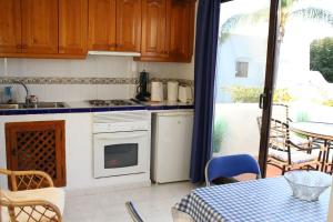 eine Küche mit einem Waschbecken und einem Tisch mit einer Tischdecke in der Unterkunft Villacana 2816 in Estepona