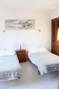 2 Betten in einem Zimmer mit weißen Wänden in der Unterkunft Villacana 2816 in Estepona