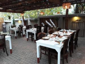 Restoran ili drugo mesto za obedovanje u objektu Lodge Afrique