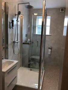 Salle de bains dans l'établissement The Eyre Square Townhouse