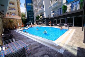 Der Swimmingpool an oder in der Nähe von Ramira City Hotel - Adult Only (16+)