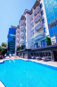Der Swimmingpool an oder in der Nähe von Ramira City Hotel - Adult Only (16+)
