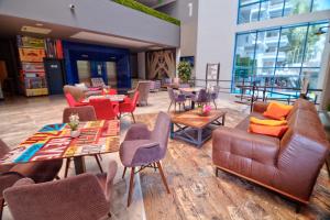 eine Lobby mit Sofas, Tischen und Stühlen in der Unterkunft Ramira City Hotel - Adult Only (16+) in Alanya