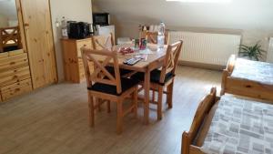 kuchnia ze stołem i krzesłami w pokoju w obiekcie Gästezimmer Langenselbold w mieście Langenselbold