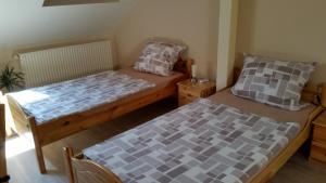 2 Betten in einem kleinen Zimmer mit in der Unterkunft Gästezimmer Langenselbold in Langenselbold