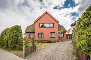 a house with a thatched roof at Ferienwohnung Faselt in Binz