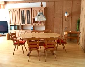 TV a/nebo společenská místnost v ubytování Haus Gerda und Anita