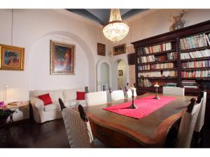 een eetkamer met een tafel en een woonkamer met een bank bij Appartamento d'epoca Colosseo Art Gallery in Rome