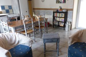 Una sala de estar con mesa de comedor y sillas. en La Champillaumiere, en Champeix