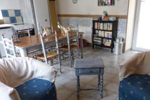 - un salon avec une table à manger et des chaises dans l'établissement La Champillaumiere, à Champeix