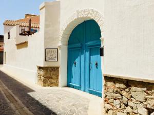 ムラヴェーラにあるCentu Concasの建物側の青い扉