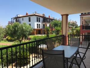 a patio with a table and chairs on a balcony at Apartamento Canela in Ayamonte