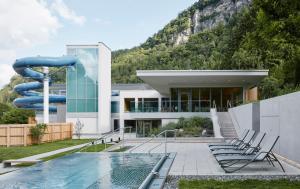 ein Haus mit einem Pool und einer Wasserrutsche in der Unterkunft Val Blu Sport | Hotel | SPA in Bludenz