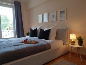 - une chambre avec un lit et un plateau de nourriture dans l'établissement Stylisch-gemütliche 70qm im zentralen D-Derendorf, à Düsseldorf