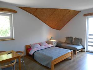 Un pat sau paturi într-o cameră la Baza Ck
