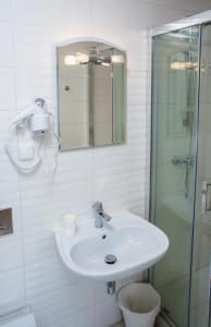 ブワディスワボボにあるAnioł Morskiのバスルーム(洗面台、ガラス張りのシャワー付)