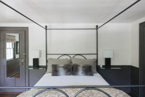 Un pat sau paturi într-o cameră la Squire Tarbox Inn