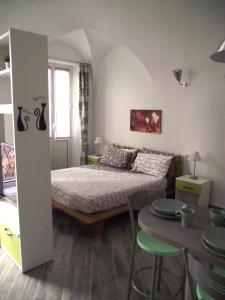 フィナーレ・リーグレにあるCasa Bartelliのベッドルーム(ベッド1台、テーブル付)