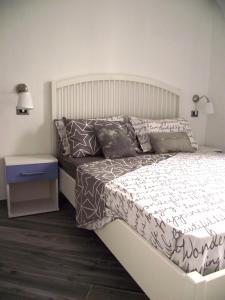 1 dormitorio con 1 cama y mesita de noche al lado en Casa Bartelli, en Finale Ligure