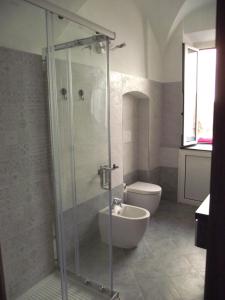 フィナーレ・リーグレにあるCasa Bartelliのバスルーム(シャワー、洗面台、トイレ付)